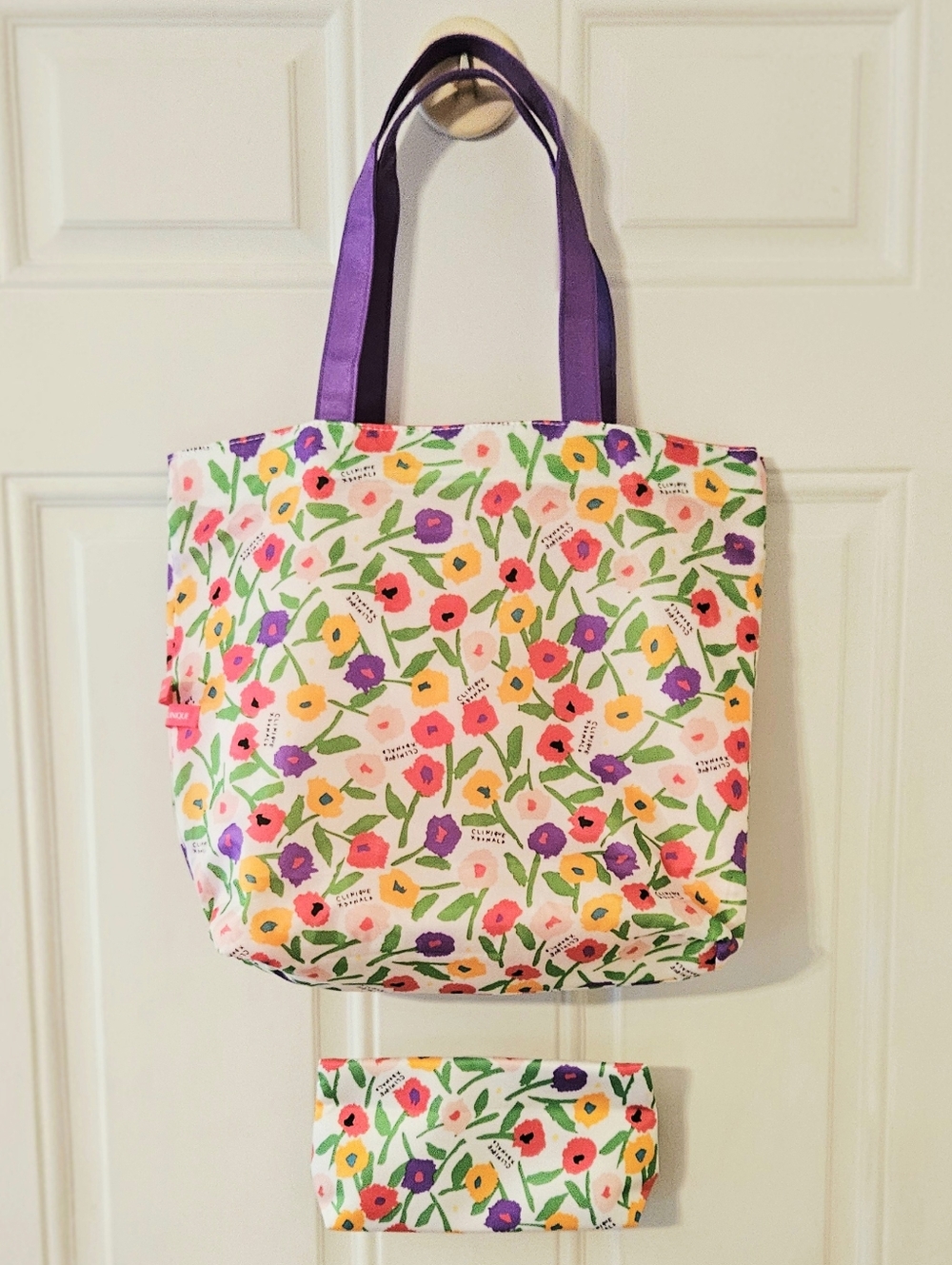 Clinique Reversible Floral Tote + A Cosmetic Bag - Picture 4 of 17